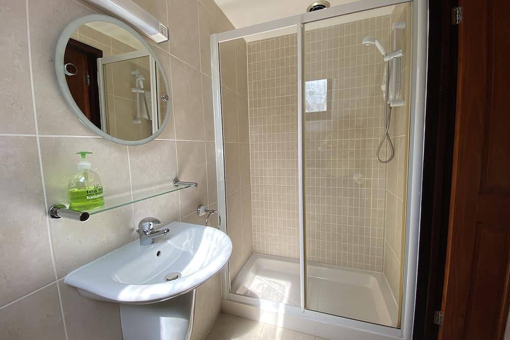 Lovely cottage in 4 acres - 2 lakes, hot tub, pool & sunny conservatory in Cornwall