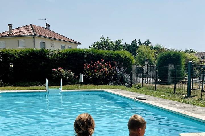 Location de vacances pour 6 personnes, avec Piscine à Cherval