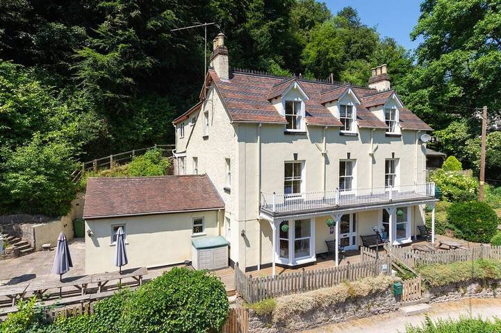 Holiday rental for 22 people, with garden and hot tub as well as balcony in Symonds Yat