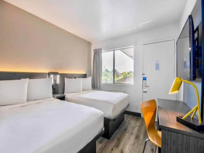 Apartamento entero, Amplia habitación con 2 camas matrimoniales | Mini refrigerador in Austin, Condado de Travis