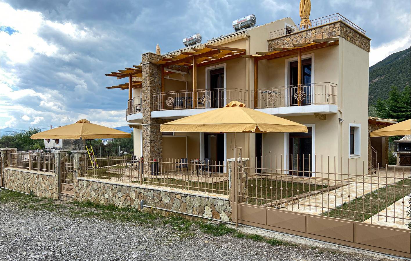 Ganze Ferienwohnung, Gemütliches Apt mit Klimaanlage, Parkplatz, Terrasse, WiFi; Nähe Küste in Fokida