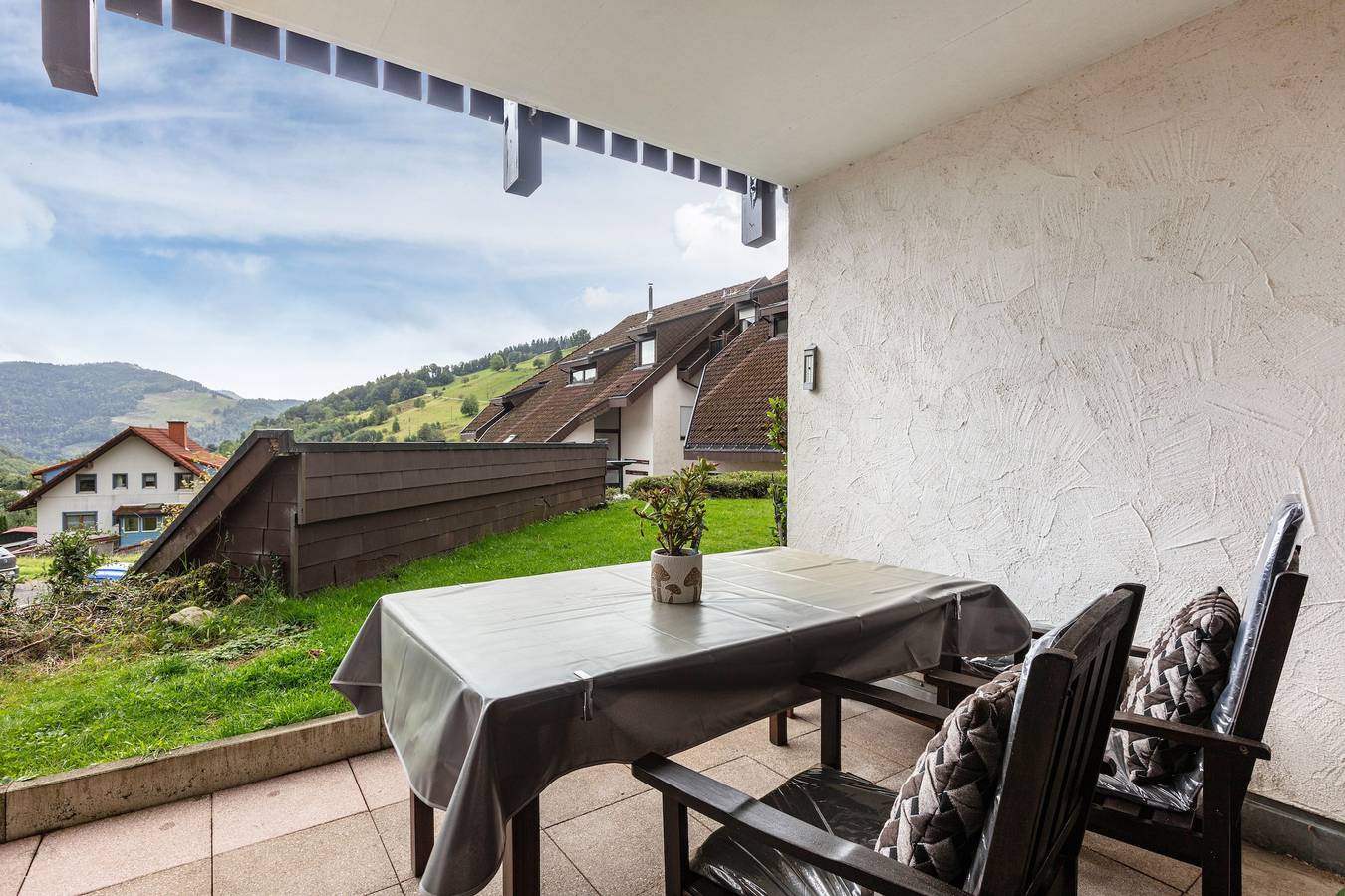 Ganze Wohnung, Apartment 'Blütenzauber' mit Bergblick, privater Terrasse und Wlan in Todtnau, Südschwarzwald