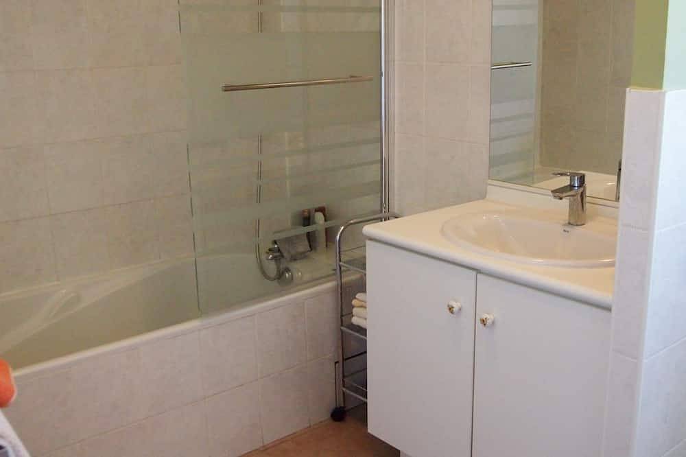 2 bedrooms house with living / kitchen dining and large outside patio in Arles, Mediterranean Coast (France)