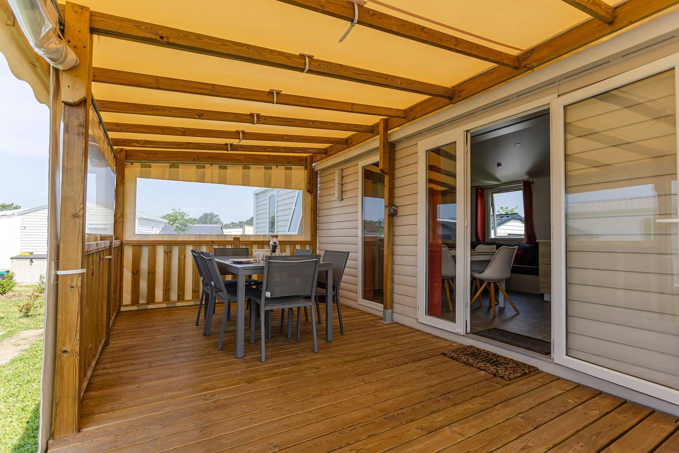 Mobil Home '6 Personnes' con piscina compartida, terraza privada y Wi-Fi in Ambon, Côte des Mégalithes