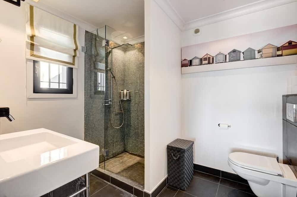 Near Valbonne, modern villa. One - or two family but with separate accommodation in Mouans-Sartoux, Côte méditerranéenne (France)