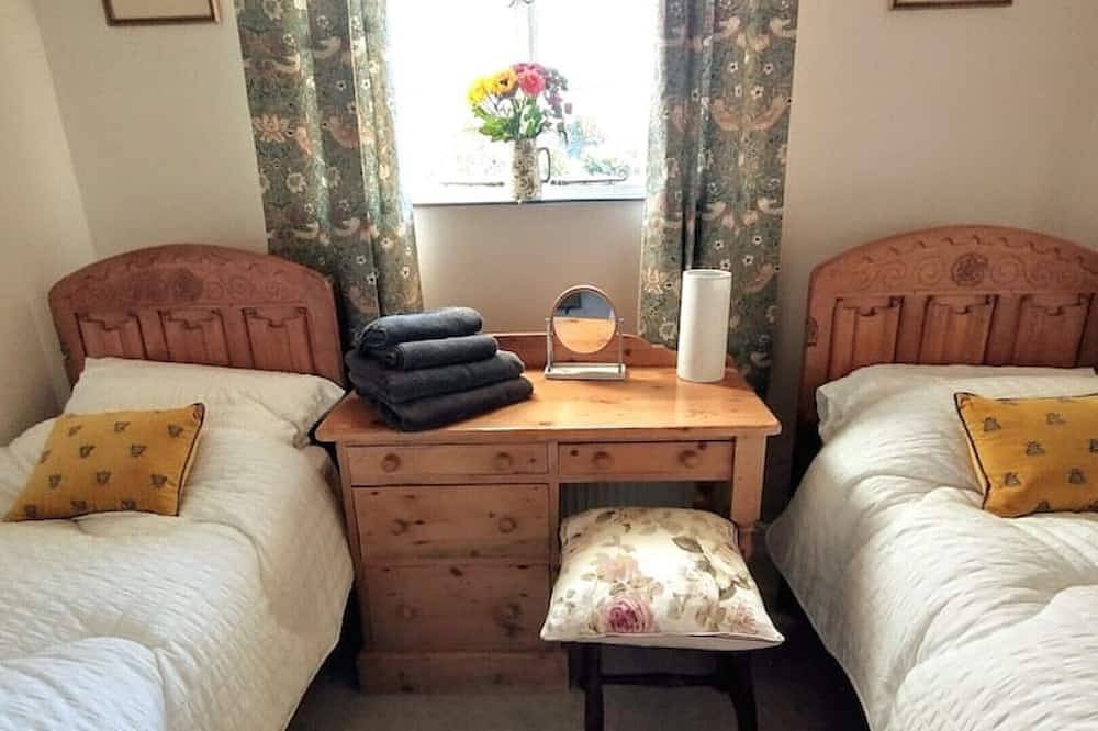 Stunning detached cottage, Gargrave centre, private garden & outdoor bath in Gargrave, Yorkshire Dales National Park