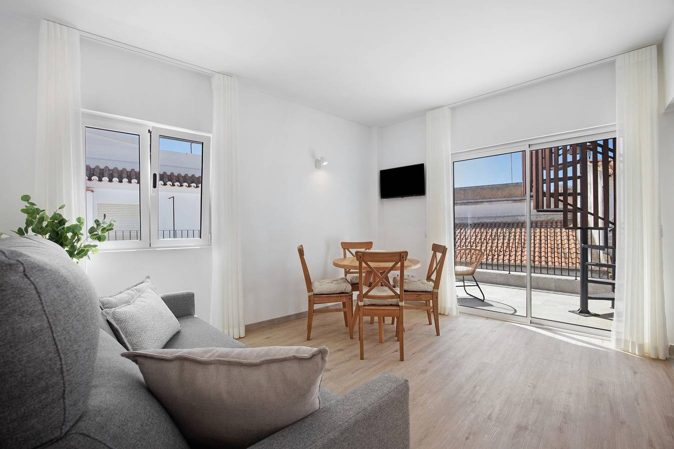 Apartamento inteiro, Apartamento 'Old Town Apartments Sea View' com vista para o mar, acesso Wi-Fi e ar condicionado in São Sebastião, Lagos