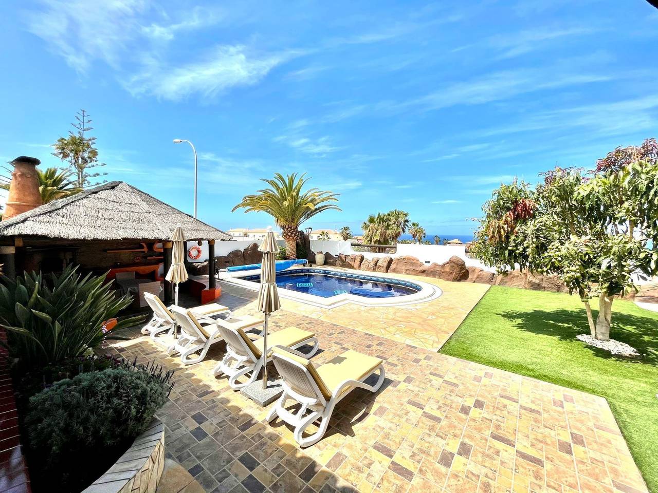 Chalet "Anais luxury villas" in Playa Paraíso, Adeje