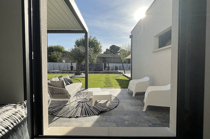 Location de vacances pour 5 personnes, avec piscine ainsi que jardin et jacuzzi à Mollégès - 4