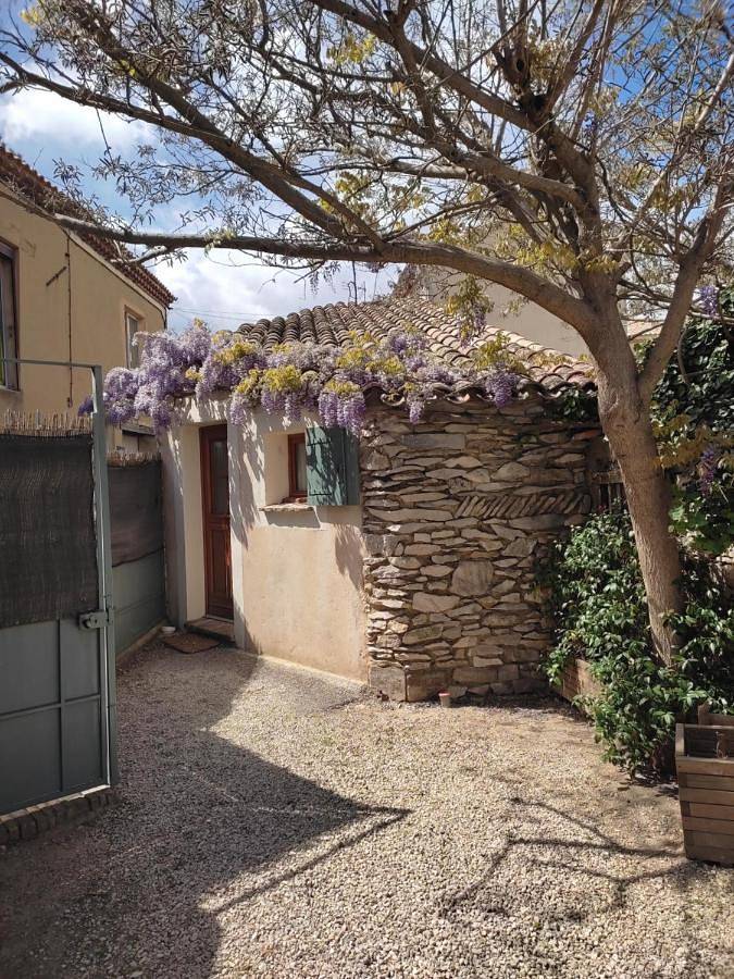 Appartement entier, One-Bedroom Apartment in Tavel, Région de Nîmes