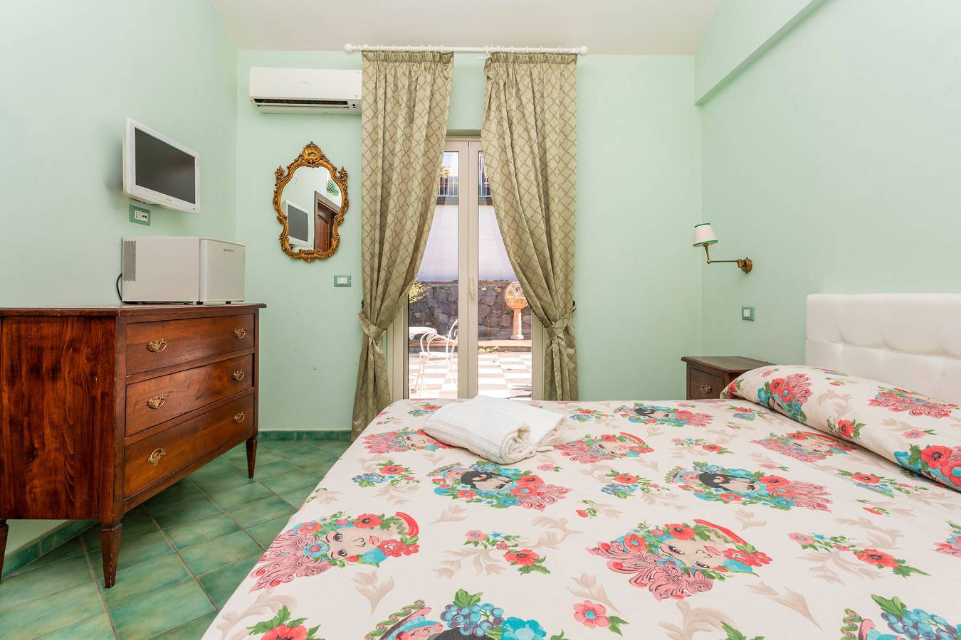 Bed and Breakfast 'Sole' con vistas al mar, piscina comunitaria y Wi-Fi in Calatabiano, Provincia de Catania