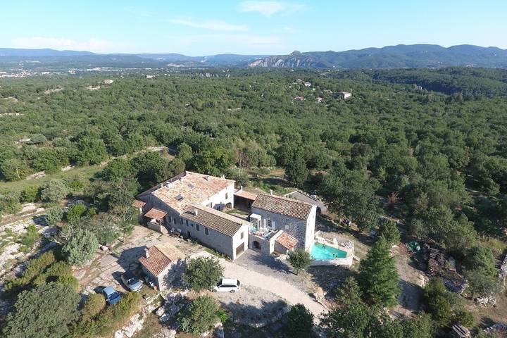Maison de vacances pour 4 personnes, avec Balcon et Terrasse ainsi que Jardin et Piscine à Labeaume
