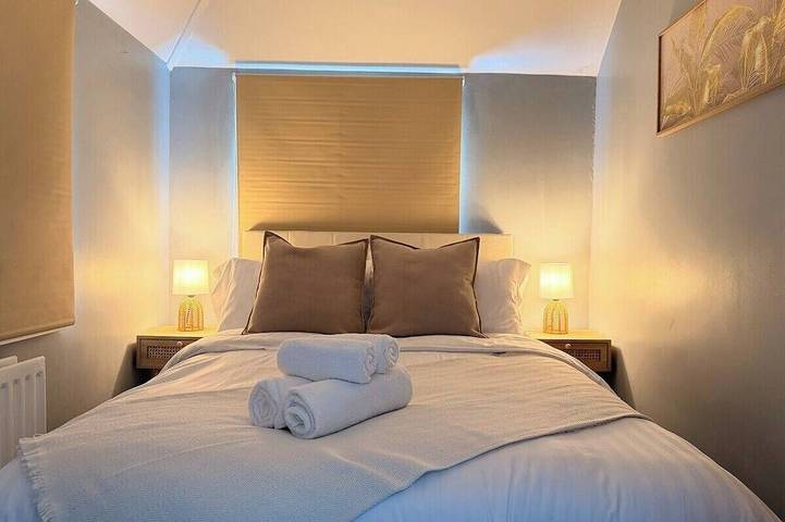 Palm House | Pool, Hot Tub | South Downs in Worthing, South Downs
