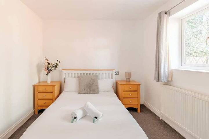 Spacious Riverside View Bungalow in Oxford, Oxfordshire