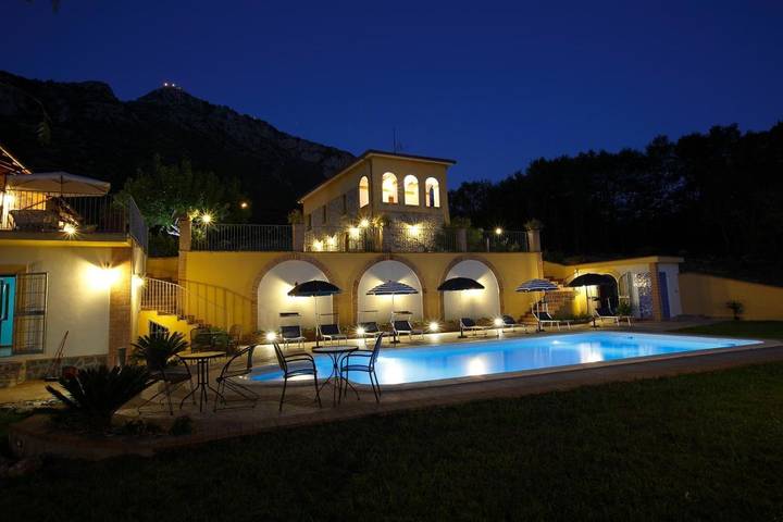 Ferienwohnung für 3 Personen, mit Balkon und Terrasse sowie Garten und Pool