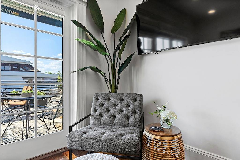 Ganze Wohnung, Waterfront, Sunset Views! Historic Dwtn-King Bed-Luxury with Free Parking! in Wilmington, New Hanover County