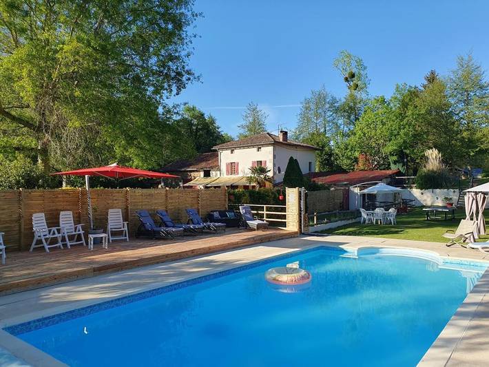 Camping pour 4 personnes, avec Terrasse et Jardin ainsi que Piscine et Vue