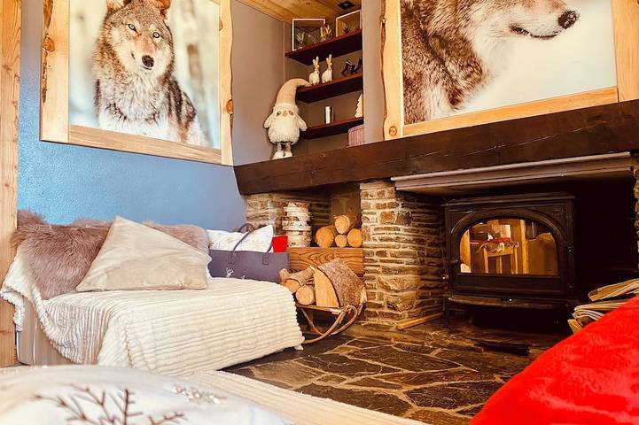 Sublime Bas De Chalet De Standing en duplex Aux Angles -Space for billiards and cinema in Les Angles, Parc naturel régional des Pyrénées catalanes