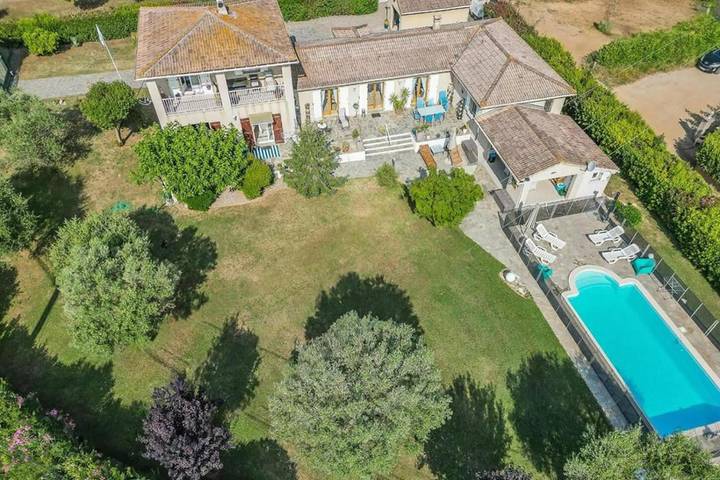 Location de vacances pour 7 personnes, avec piscine ainsi que jardin et vue à Venzolasca - 2