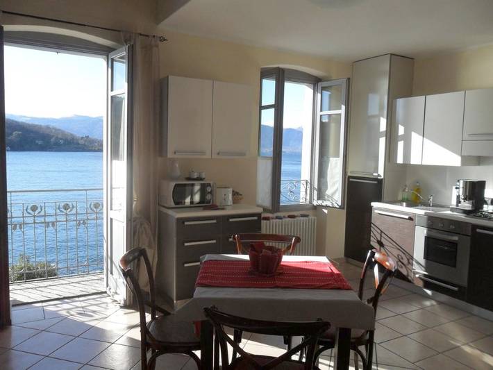Gîte pour 3 personnes, avec vue ainsi que terrasse et vue sur le lac à Laveno-Mombello - 2