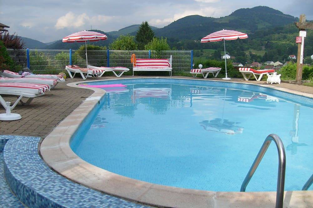Chalet 2 A 6 Pers  Gratuit Piscine,Spa,Parc Jeux Géant,Bowling,Bar Crêpes in Le Thillot, Région d'Épinal