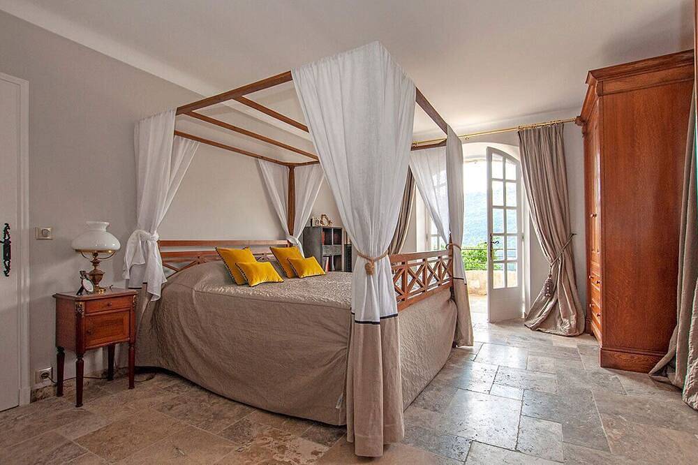 Charm, luxury, stunning views, spacious villa with heated pool, aircon and games in Le Bar-sur-Loup, Cannes region