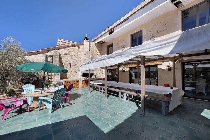 Winzerhaus mit Seeblick, privatem Pool und Wlan – ideal für Gruppen bis 25 Personen in Guizengeard, Charente