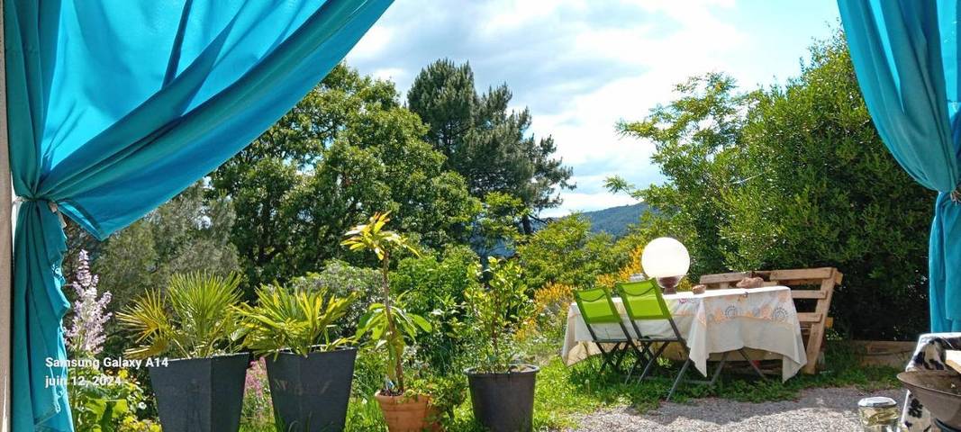 Gîte pour 3 personnes, avec vue ainsi que jardin et piscine à Payzac (Ardèche) - 2