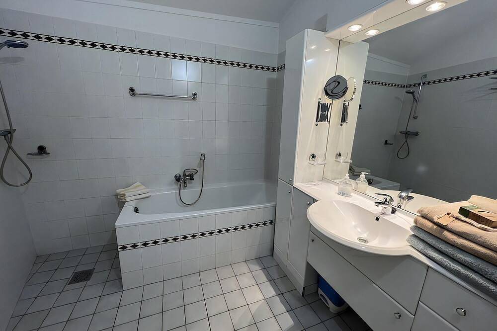 Bungalow am Wasser mit Bootssteg. in Lemmer, Ijsselmeer