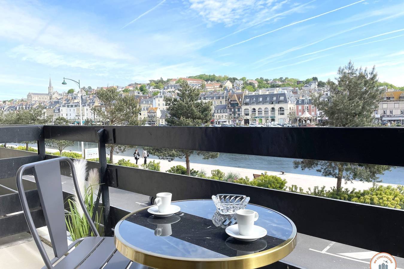 Entire apartment, 🌟 l'Elégance - Vue dégagée - Balcon - Parking in Deauville, Lisieux region