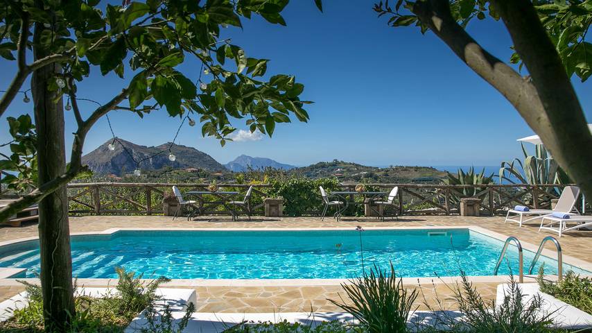 Villa per 14 persone, con giardino e vista oceano a Massa Lubrense