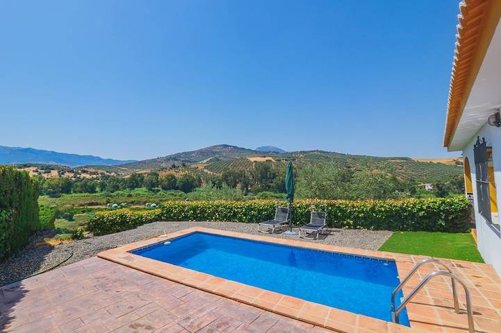 Casa rural para 6 personas, con jardín y terraza en Guaro 