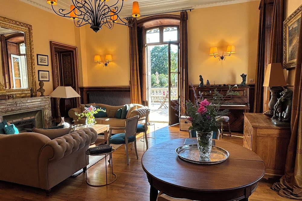 Chambre Clovis - Château Clément - Ardèche in Vals-les-Bains, Parc naturel régional des Monts d'Ardèche