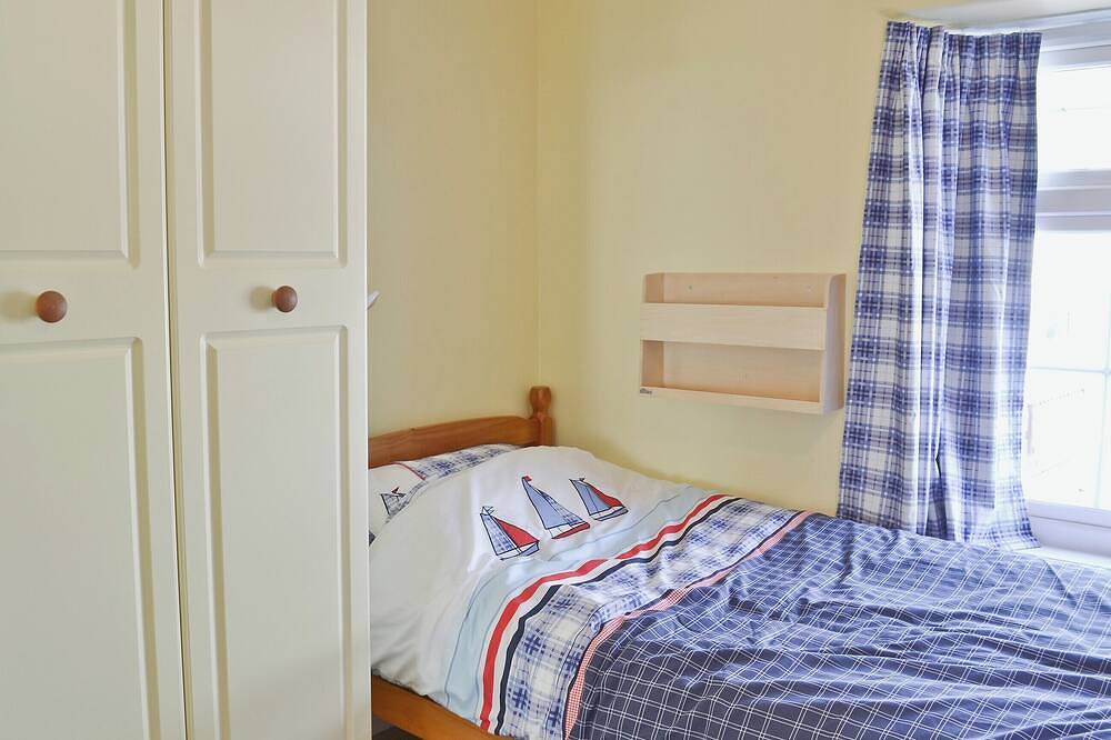 2 bedroom accommodation in Ventnor in Ventnor, Isle of Wight