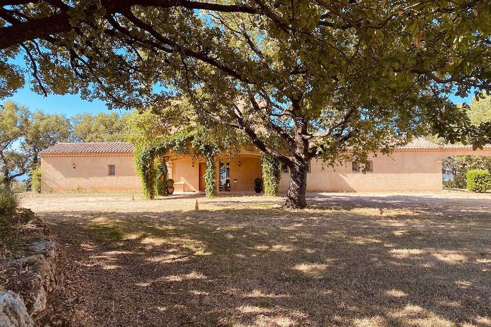 Discover the upper Var with family or friends from a beautiful contryside villa. in Régusse, Brignoles region