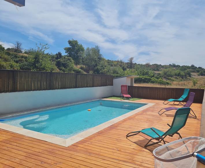 Location de vacances pour 4 personnes, avec jardin et bassin pour enfant à Saint-Remèze