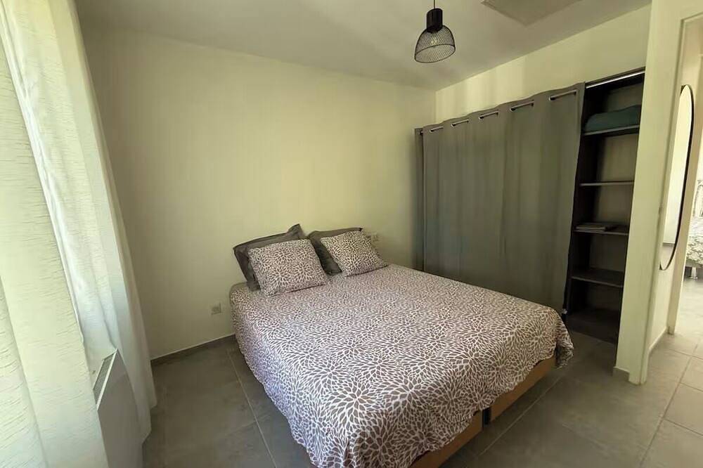 Entire apartment, Le Balcon du ponant- T3 with terrace/view of park in Port-Saint-Louis-du-Rhône, Arles region