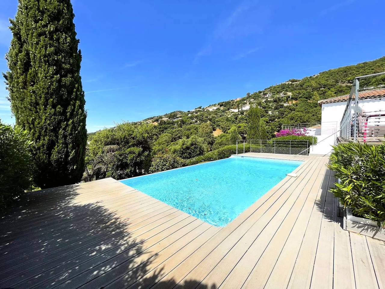 Villa climatisée avec piscine et vue mer pour 8 personnes au cœur du Domaine de Valcros in La Londe-les-Maures, Côte méditerranéenne (France)