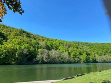 Location de vacances pour 4 personnes, avec terrasse et vue à Fumay
