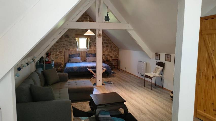 Chambre d’hôte pour 3 personnes, avec jardin et vue ainsi que piscine et terrasse, animaux acceptés