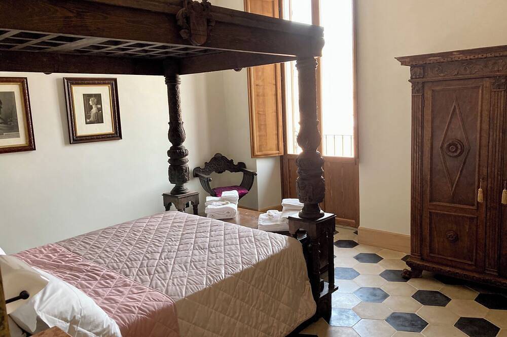 Entire apartment, The Poets' Retreat - Step Back in Time Relax in Elegance in Sulmona, L'Aquila Province