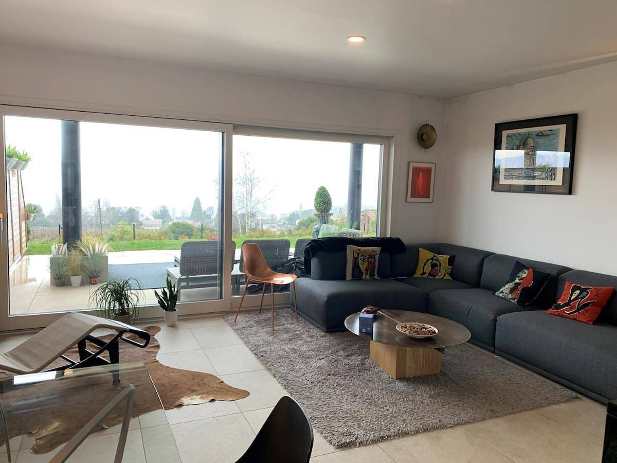 Appartement entier, Appart avec piscine chauffée et plage 5 min in Perroy, Lac Léman