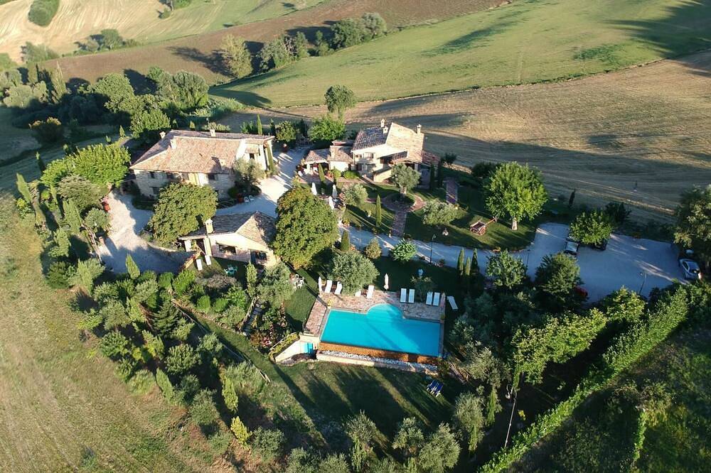 Ganze Wohnung, La Corte del Gusto - Der schwarze Maulbeerbaum Apt. mit Pool und einer atemberaubenden Aussicht in Arcevia, Ancona Provinz