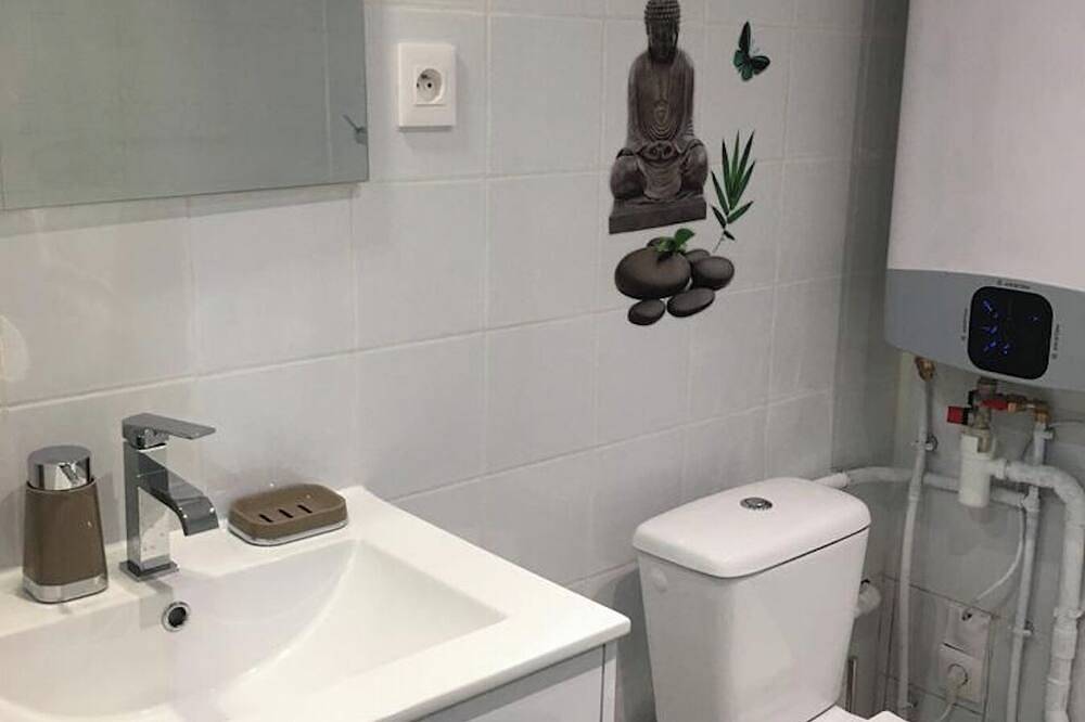 Entire apartment, Studio Tranquille. Independence, brand new, fully equipped, quiet, practical. in Maurepas, Yvelines
