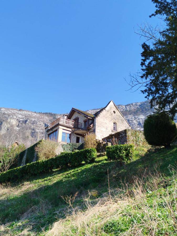 Bohemian holiday home with lake view in Aiguebelette-le-Lac, Région de Chambéry