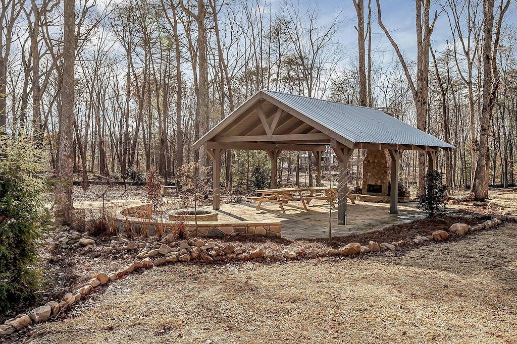 Enjoy the lake & mountain retreat at The Water & Woods Tiny Home in Grundy County