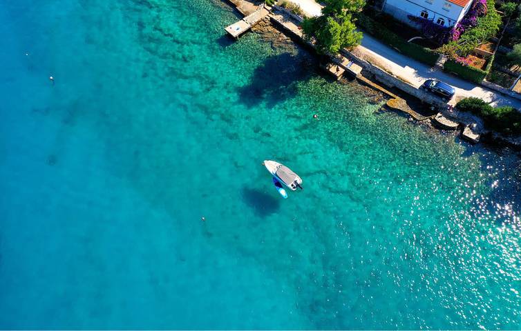 Ganze Ferienwohnung, Apartment am Meer mit Terrasse, Parkplatz und Küche in Necujam in Necujam, Solta