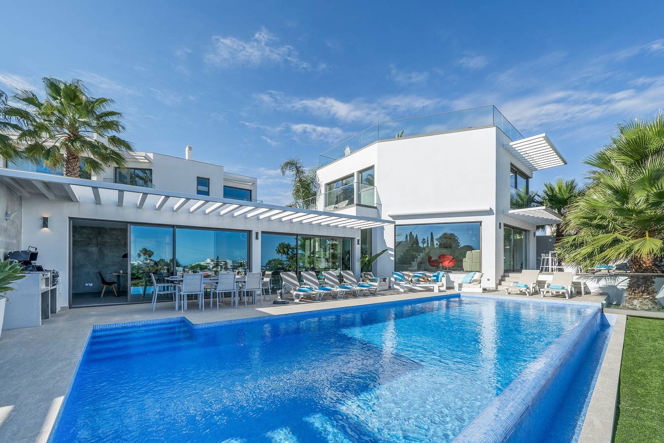 Villa 'Boa Vida' met zeezicht, infinity pool & jacuzzi in Armação de Pera, Faro District