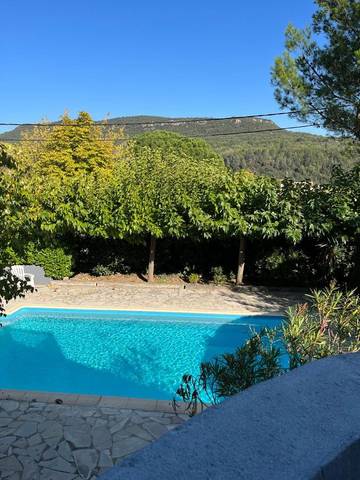 Gîte pour 2 personnes, avec vue ainsi que piscine et jardin à Lamalou-les-Bains