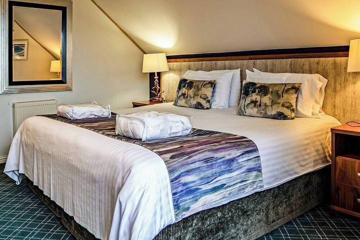 Chalet for 6 people, with terrace and hot tub in Loch Lomond